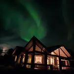 Lakeside Hideaway شاليه